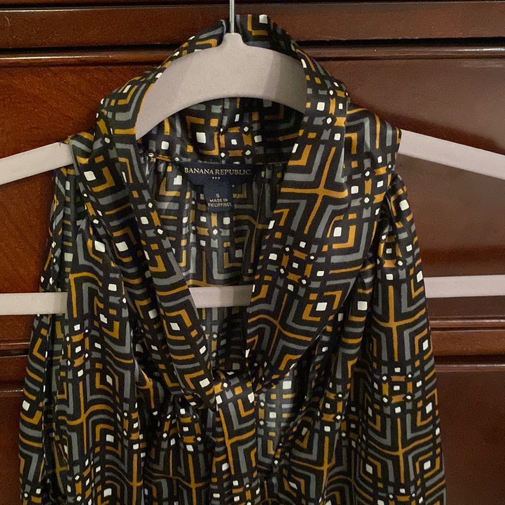 Banana Republic silky, sleeveless top with tie, size small, black/brown